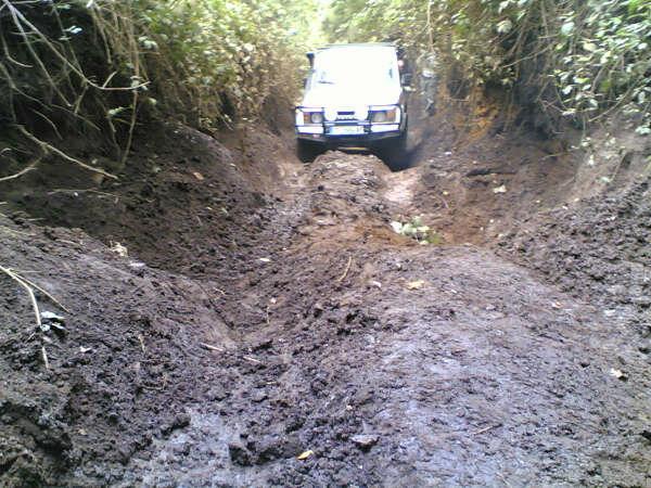 Toyota Land Cruiser LJ70 subiendo trialera